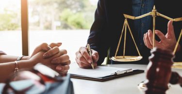 When do you need a tax attorney? The lawyer explained to the client to plan the case.