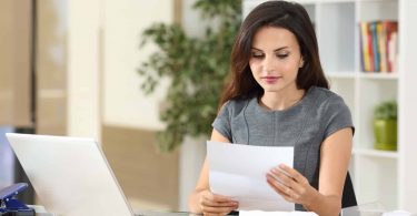 Female small business owner plans to open her own business checking account
