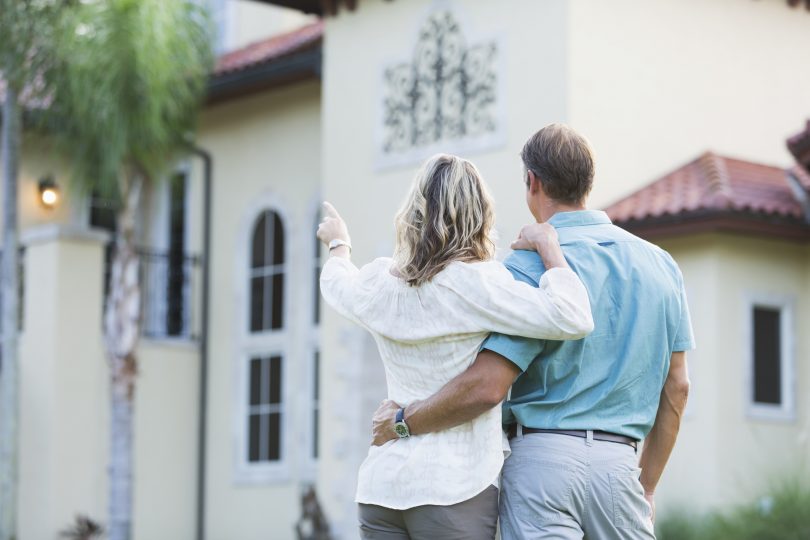Learn how to save money when buying a home so you can afford your dream home. comprar una vivienda