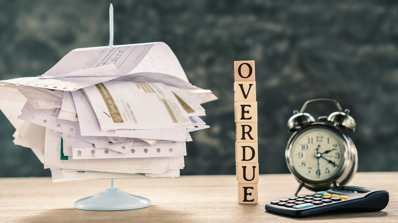 Overdue concept with stack of unpaid bills pagos de las tarjetas de crédito